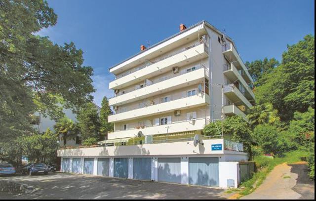 Apartment Leona *